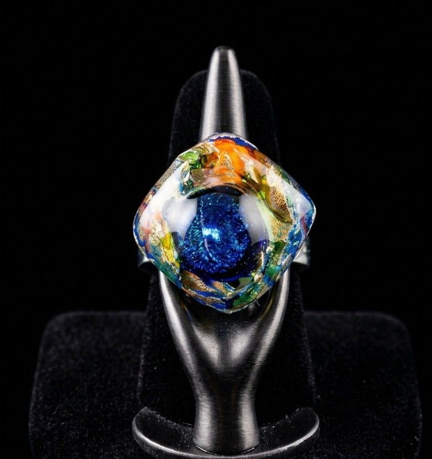 Inel unicat din argint pur, cu banda texturata si patinata, cu pesti exotici colorati cu rasina UV multicolora si cabochon de sticla fuzionata fosforescenta
