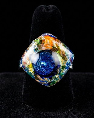Inel unicat din argint pur, cu banda texturata si patinata, cu pesti exotici colorati cu rasina UV multicolora si cabochon de sticla fuzionata fosforescenta