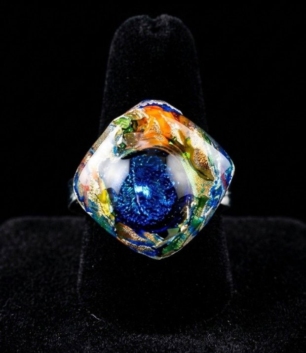 Inel unicat din argint pur, cu banda texturata si patinata, cu pesti exotici colorati cu rasina UV multicolora si cabochon de sticla fuzionata fosforescenta