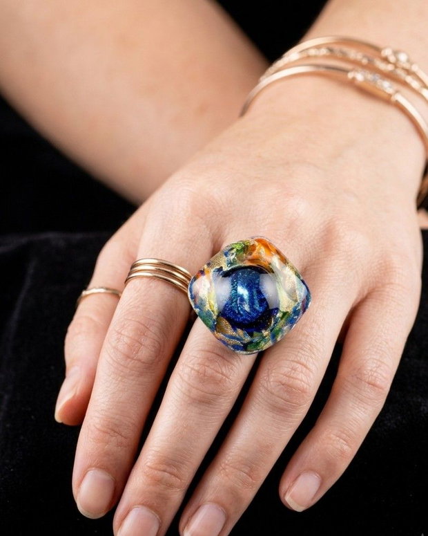Inel unicat din argint pur, cu banda texturata si patinata, cu pesti exotici colorati cu rasina UV multicolora si cabochon de sticla fuzionata fosforescenta