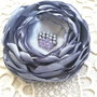 brosa floare gri argintiu satinat cu cristale si perle, 10,5 cm