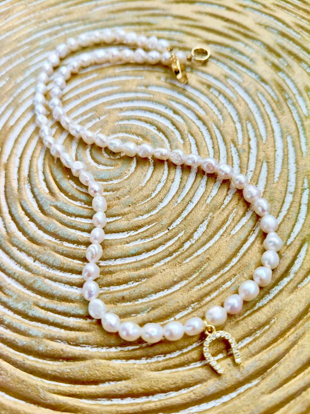 Colier perle baroc albe marunte & potcoava aurie
