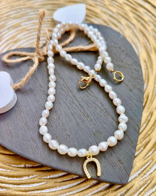 Colier perle baroc albe marunte & potcoava aurie