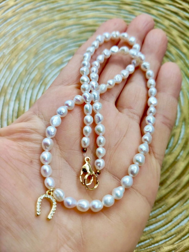Colier perle baroc albe marunte & potcoava aurie