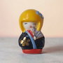 Kokeshi brosa din portelan