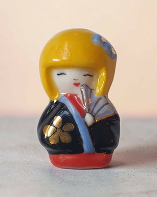Kokeshi brosa din portelan