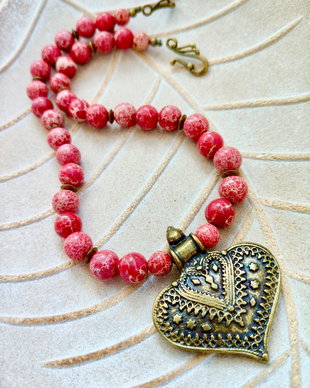 Colier medieval regalit rosu & inima zamac bronz