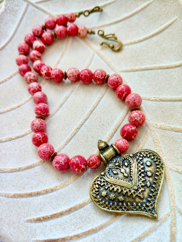 Colier medieval regalit rosu & inima zamac bronz