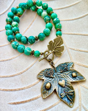 Colier medieval regalit verde & frunza zamac bronz