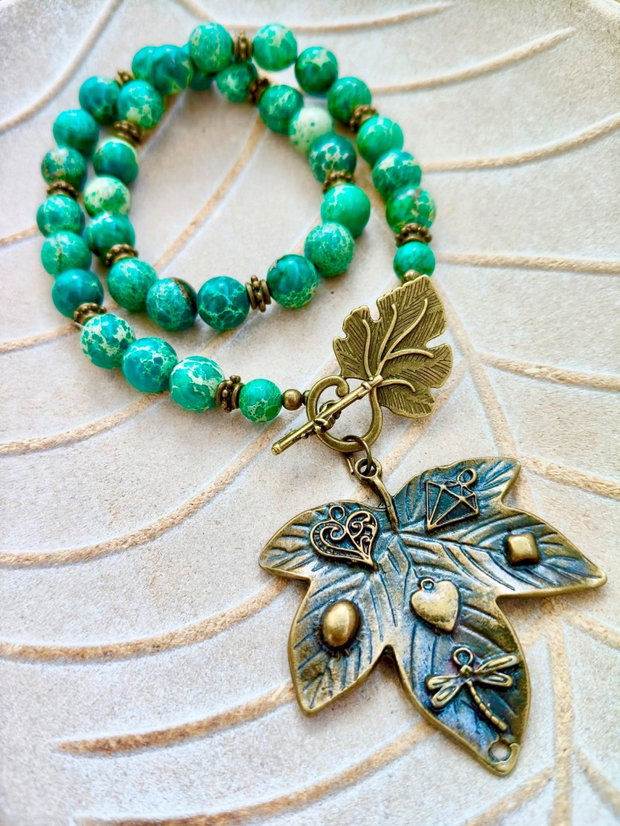 Colier medieval regalit verde & frunza zamac bronz