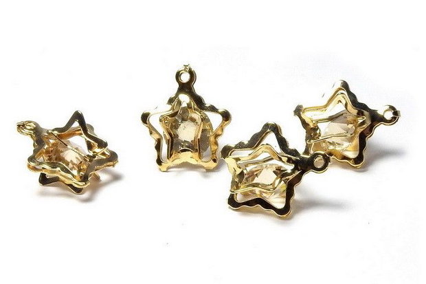 Pandantiv din metal, auriu, stea, 16x14 mm, cu strasuri