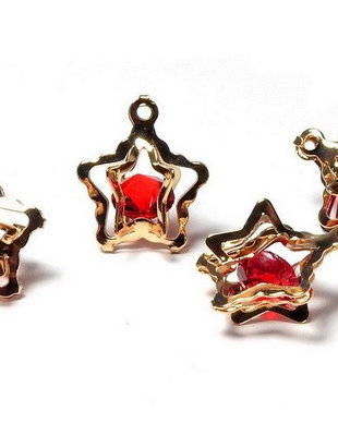 Pandantiv din metal, auriu, stea, 16x14 mm, cu strasuri rosii