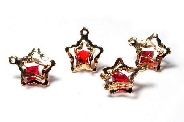Pandantiv din metal, auriu, stea, 16x14 mm, cu strasuri rosii