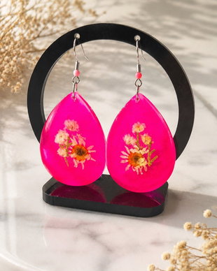 Cercei din rășină cu flori naturale presate  roz fucsia  handmade  7 cm