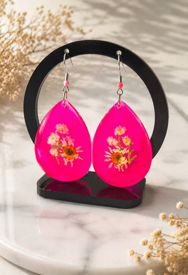 Cercei din rășină cu flori naturale presate roz fucsia handmade 7 cm