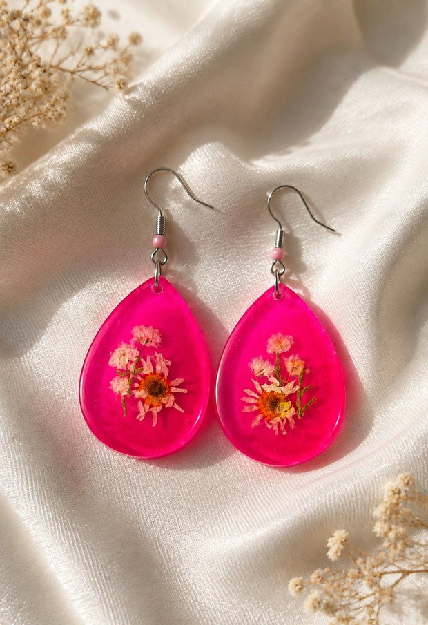 Cercei din rășină cu flori naturale presate roz fucsia handmade 7 cm
