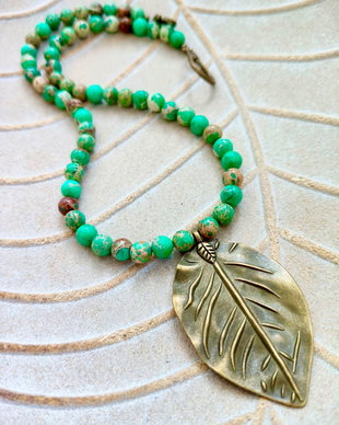 Colier medieval regalit verde & frunza zamac bronz
