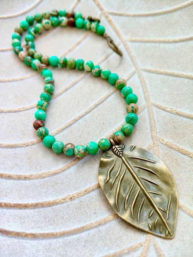 Colier medieval regalit verde & frunza zamac bronz