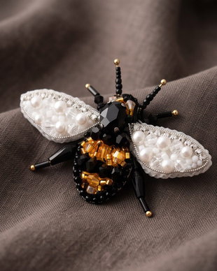 Broșa albina  - Abeille en Vol