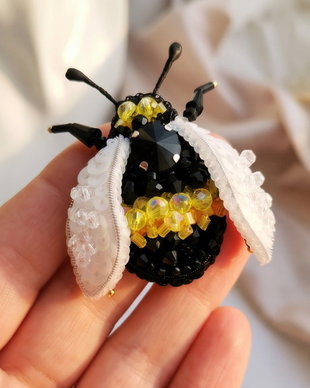 Broșă albină 3D - Abeille Lumière
