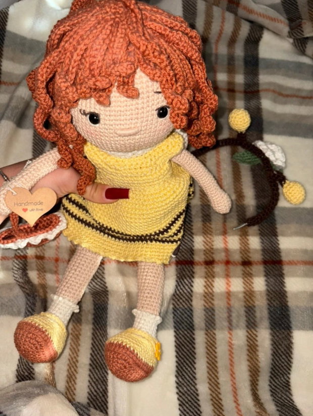 Păpușă croșetată manual (Amigurumi) Albinuță  | Handmade cu accesorii