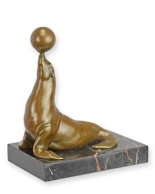 Leu de mare cu o minge-statueta din bronz cu un soclu din marmura