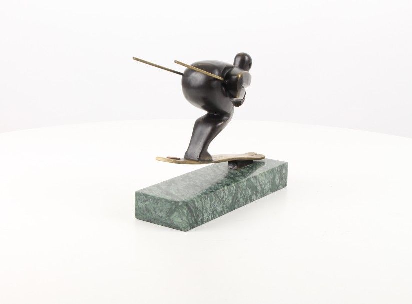 Schior-statueta din bronz cu un soclu din marmura