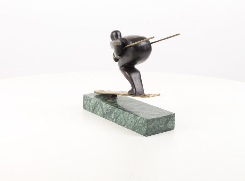 Schior-statueta din bronz cu un soclu din marmura