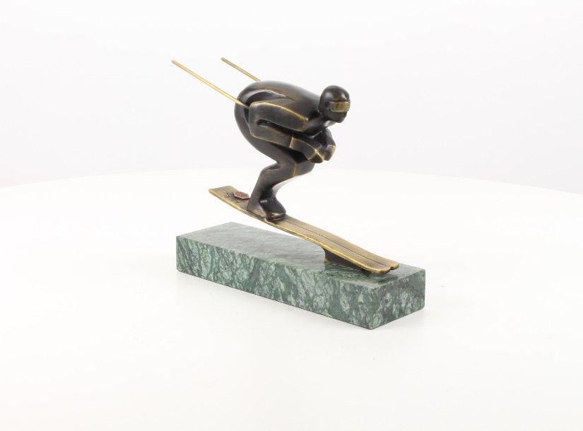 Schior-statueta din bronz cu un soclu din marmura