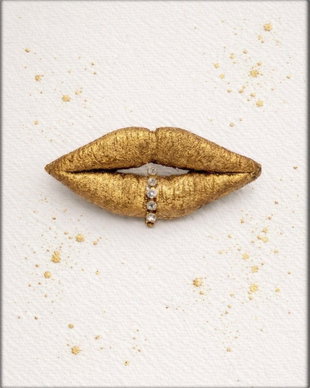 Broșă buze aurii handmade cu cristale  broșă statement elegantă și originală