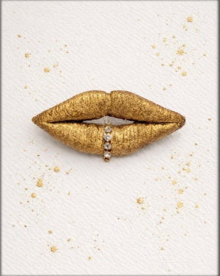 Broșă buze aurii handmade cu cristale broșă statement elegantă și originală