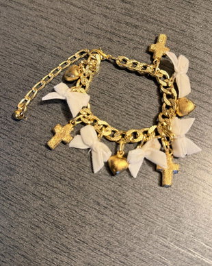 Bratara Aurie Handmade cu Fundite Albe si Charmuri