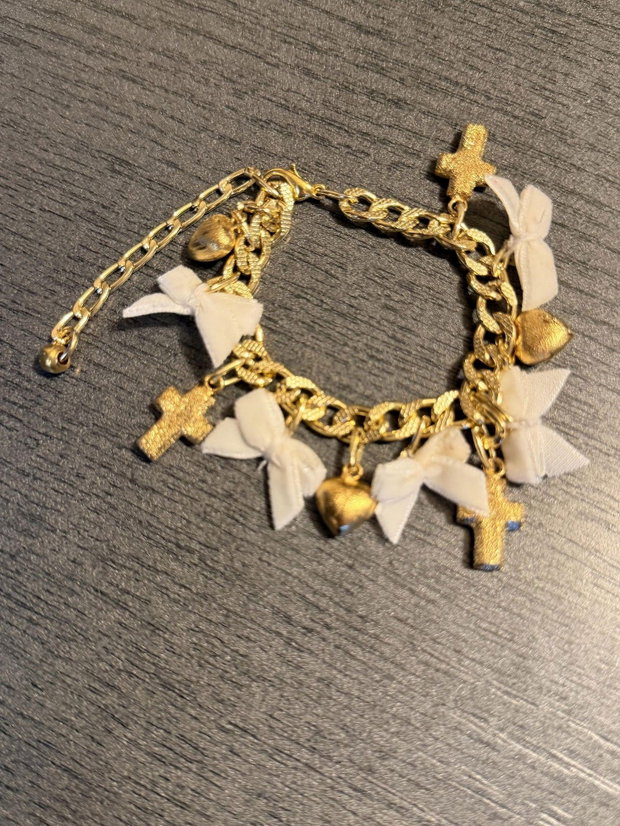 Bratara Aurie Handmade cu Fundite Albe si Charmuri