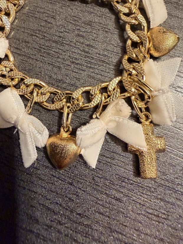 Bratara Aurie Handmade cu Fundite Albe si Charmuri
