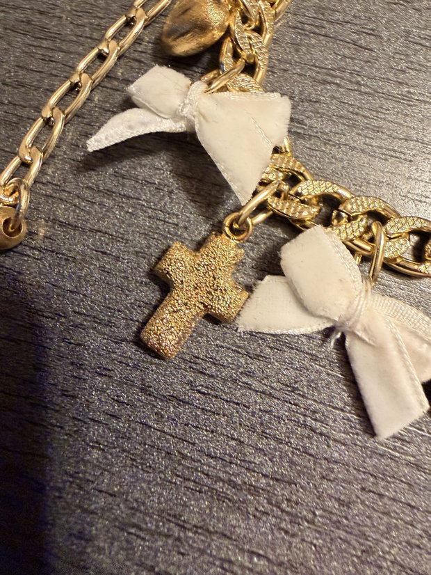 Bratara Aurie Handmade cu Fundite Albe si Charmuri