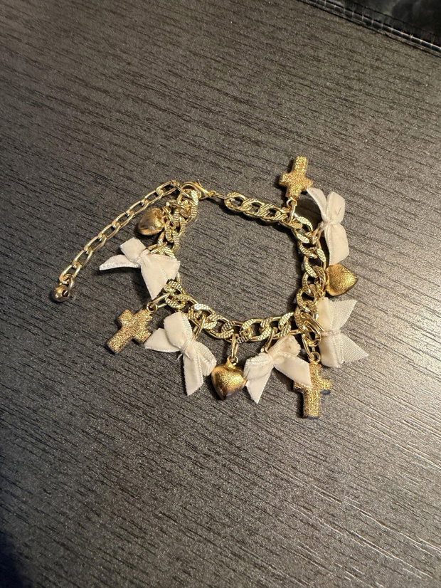 Bratara Aurie Handmade cu Fundite Albe si Charmuri