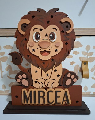Lampă de Veghe Personalizată Leușor Safari  Decorațiune Luminoasă din MDF Pictată Manual