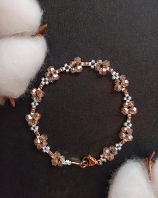 Brățară delicată cu cristale champagne și accente aurii | Handmade | Cadou pentru ea