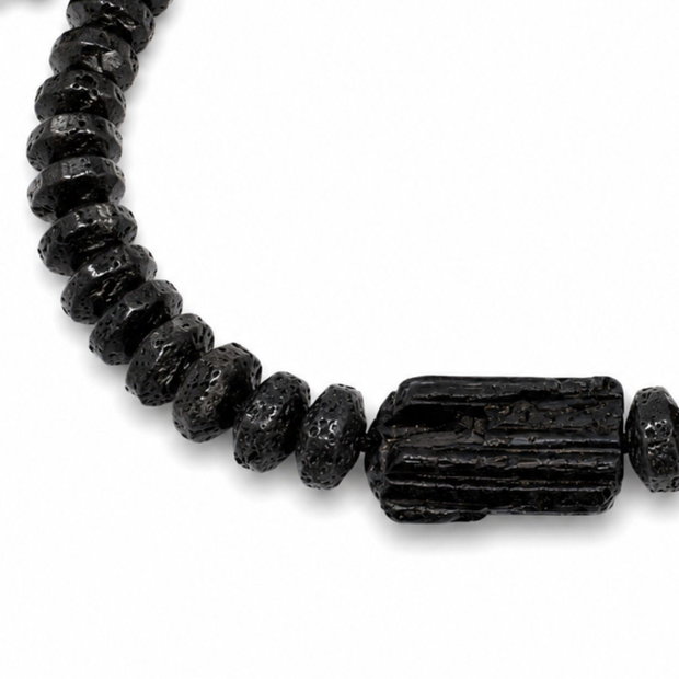 Bratara masiva barbati din lava vulcanica cu cristal brut de turmalina neagra