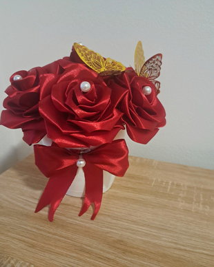 Aranjament floral din trandafiri de saten, cadou și decor home deco