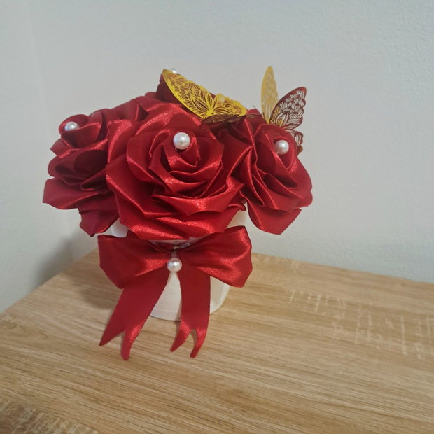 Aranjament floral din trandafiri de saten, cadou și decor home deco