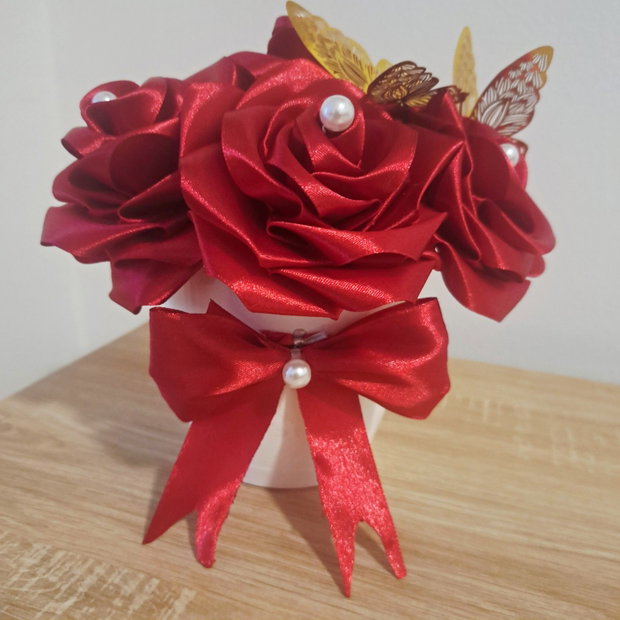 Aranjament floral din trandafiri de saten, cadou și decor home deco