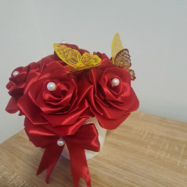 Aranjament floral din trandafiri de saten, cadou și decor home deco