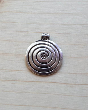 Pandantiv rotund cu spirală celtică