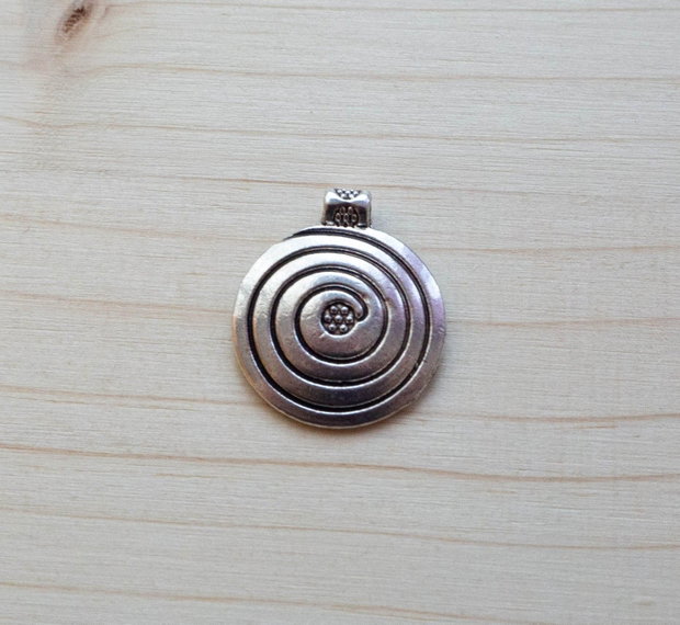 Pandantiv rotund cu spirală celtică