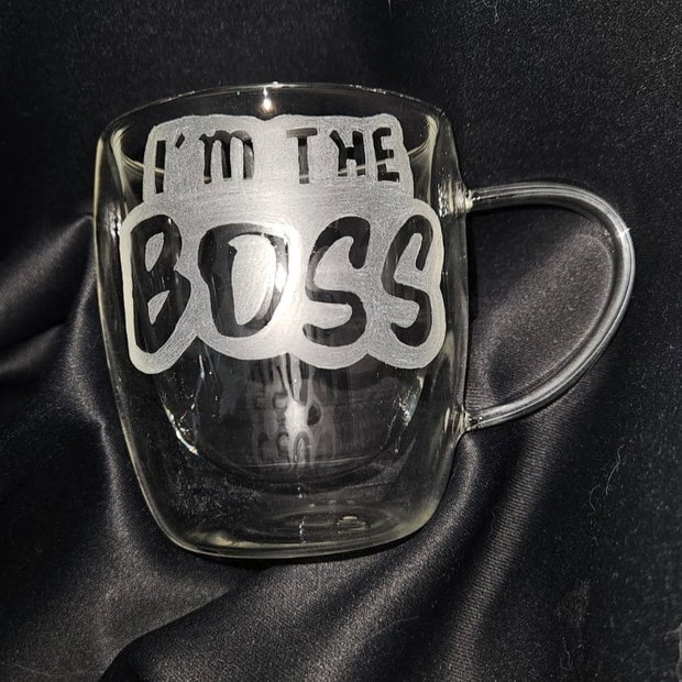 Set Cadou Bărbat - Cană cu perete dublu și Scrumieră din sticlă gravată manual "I'm the BOSS"