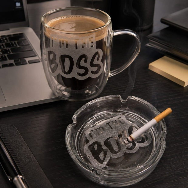 Set Cadou Bărbat - Cană cu perete dublu și Scrumieră din sticlă gravată manual "I'm the BOSS"