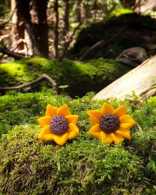 Cercei miniatura sub forma florii soarelui