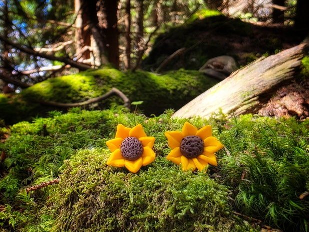 Cercei miniatura sub forma florii soarelui