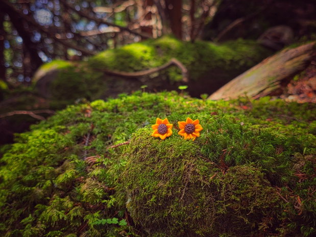 Cercei miniatura sub forma florii soarelui